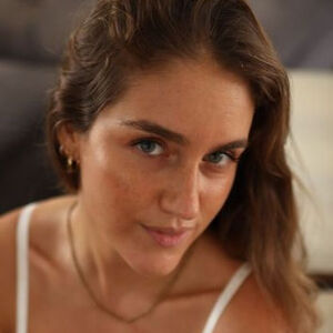 Trini Lausen / sweettrini90